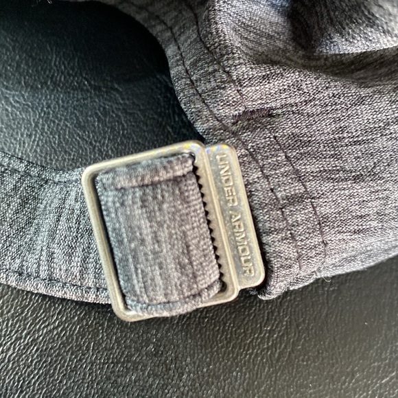 Woman’s Under Armour Black & Gray Heathered Look Adjustable Sports Baseball Hat. - Picture 9 of 9